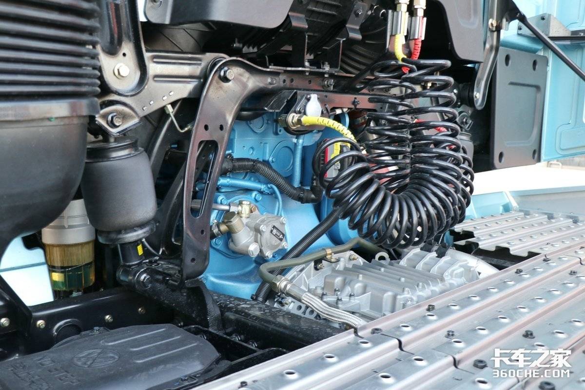 Big horsepower and black technology! Domestic flagship heavy truck inventory