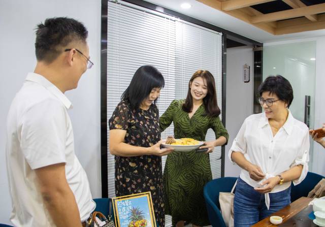 "Pineapple Sister" Wang Xiaoying sent a pineapple to express her gratitude.