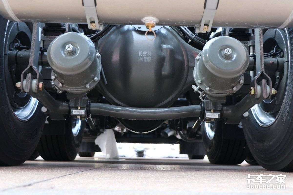 Big horsepower and black technology! Domestic flagship heavy truck inventory