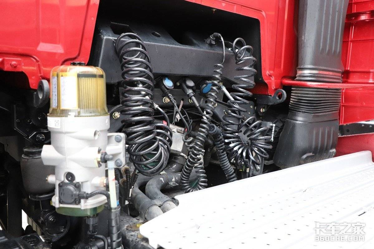Big horsepower and black technology! Domestic flagship heavy truck inventory