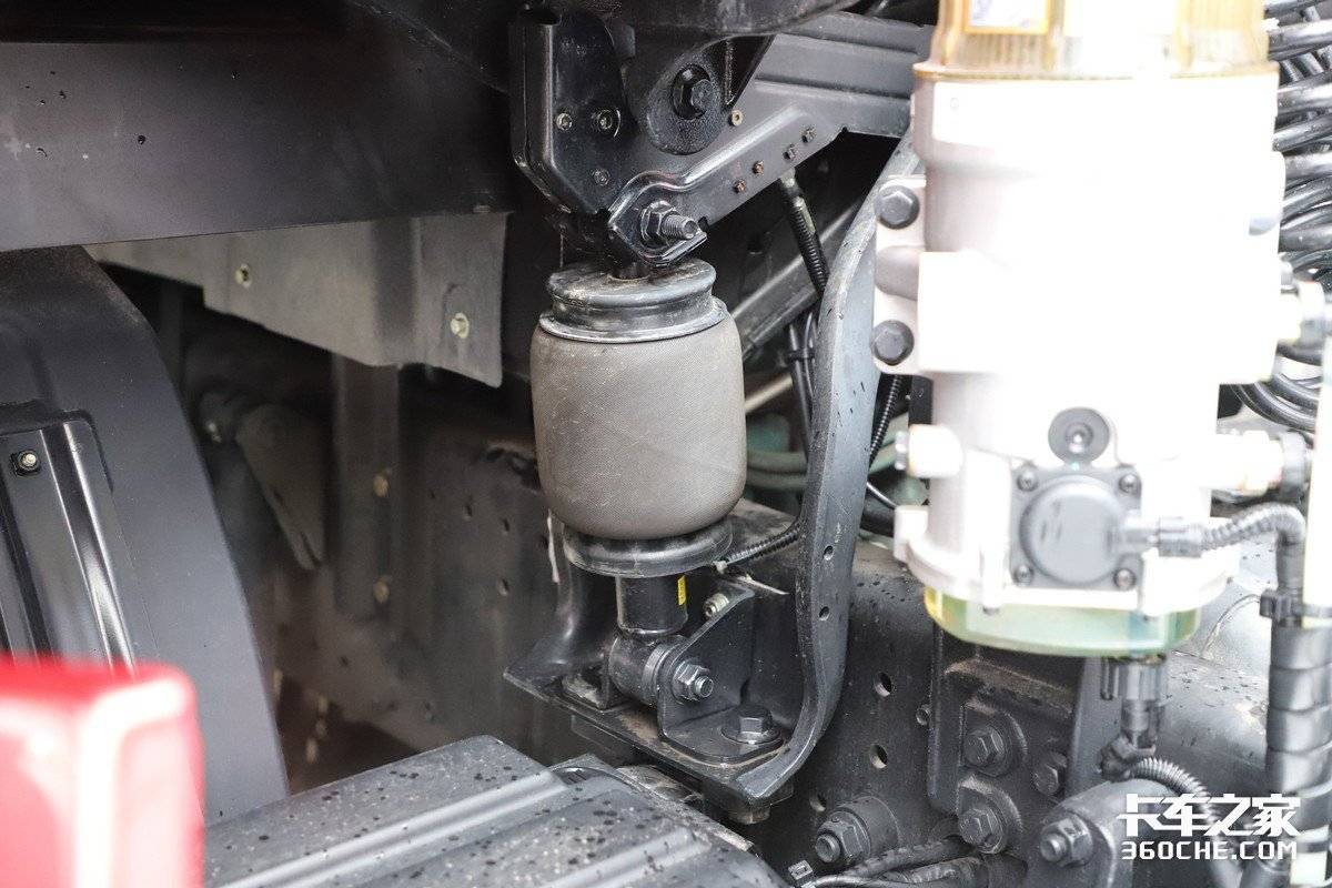 Big horsepower and black technology! Domestic flagship heavy truck inventory