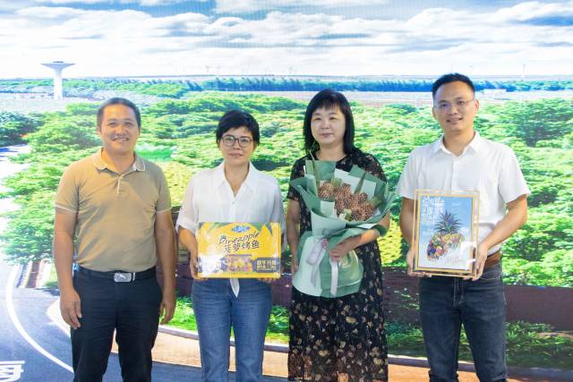 Chen Ruyue (first from right) and pineapple sister (second from left) pay tribute to Li Xiaojun (second from right) on behalf of Xu Wen's pineapple farmers. He Yufeng photo