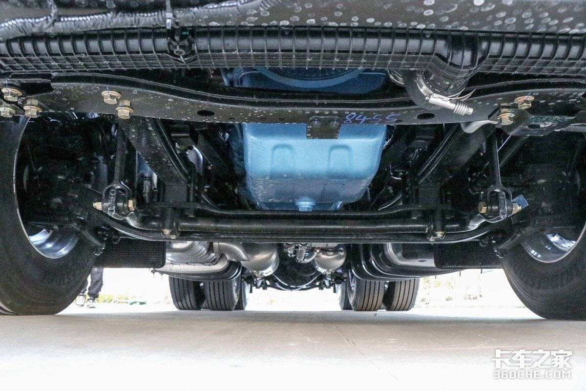 Big horsepower and black technology! Domestic flagship heavy truck inventory