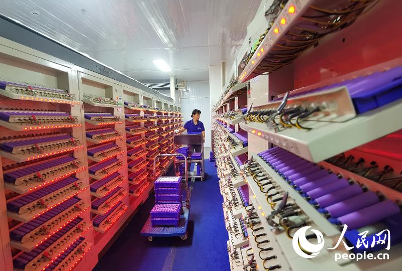The cooperation between Guangdong and Guangxi has effectively promoted the development of county economy in Guangxi. The picture shows workers working in the workshop of a new energy battery enterprise in Greater Bay Area, which settled in daxin county, Guangxi. People's Daily Online Fu Huazhou photo