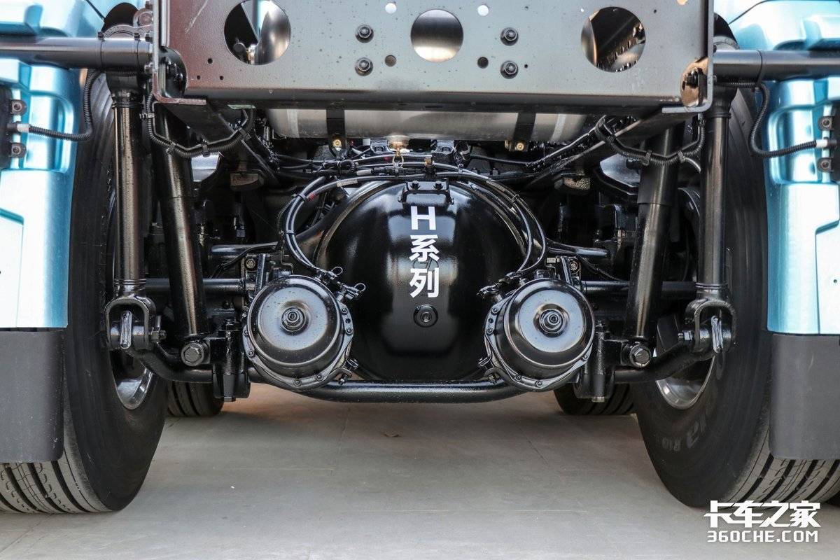 Big horsepower and black technology! Domestic flagship heavy truck inventory