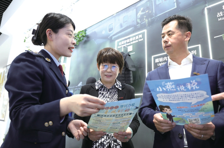 The cadres of Yanshan District Taxation Bureau provided on-site counseling for Beijing Pufan Protection Technology Co., Ltd., which is operated across Beijing and Hebei, and introduced the new measures of the Spring Breeze Action of Convenience Taxation.